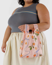 Hlaða mynd inn í gallerískoðara, Baby BAGGU Apricots & Ribbons