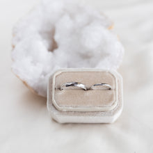 Load image into Gallery viewer, Pebble giftingarhringar - hvítagull