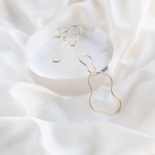 Load image into Gallery viewer, Linked Wave Earrings