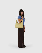 Hlaða mynd inn í gallerískoðara, BAGGU Recycled Leather Shoulder Bag, Straw