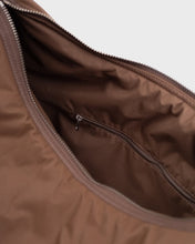 Hlaða mynd inn í gallerískoðara, Sandqvist CURVE Large Half Moon Bag, Dark Taupe