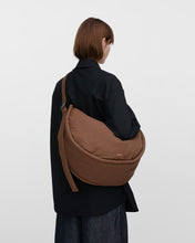 Hlaða mynd inn í gallerískoðara, Sandqvist CURVE Large Half Moon Bag, Dark Taupe