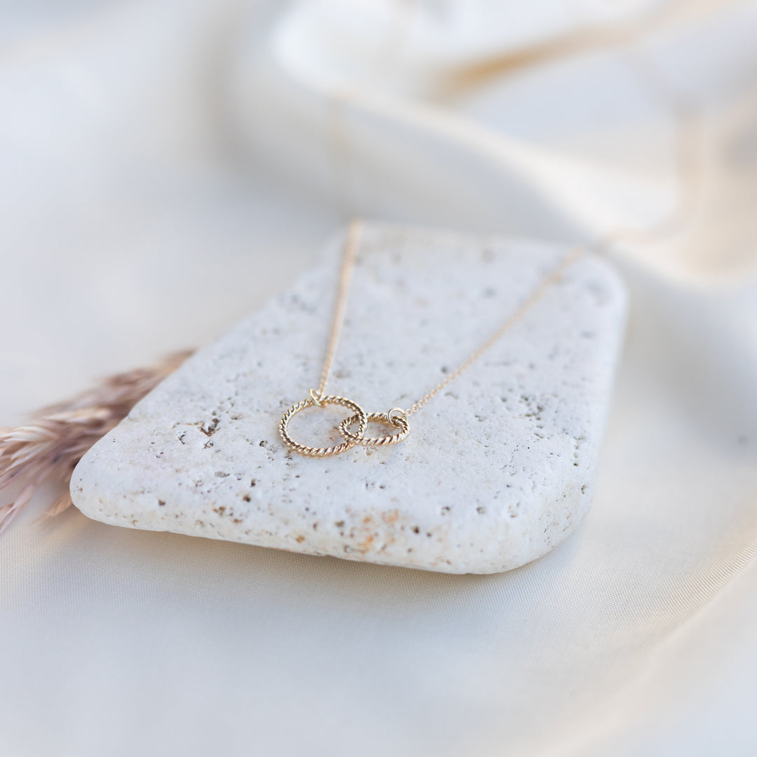 14k Linked Twist Necklace