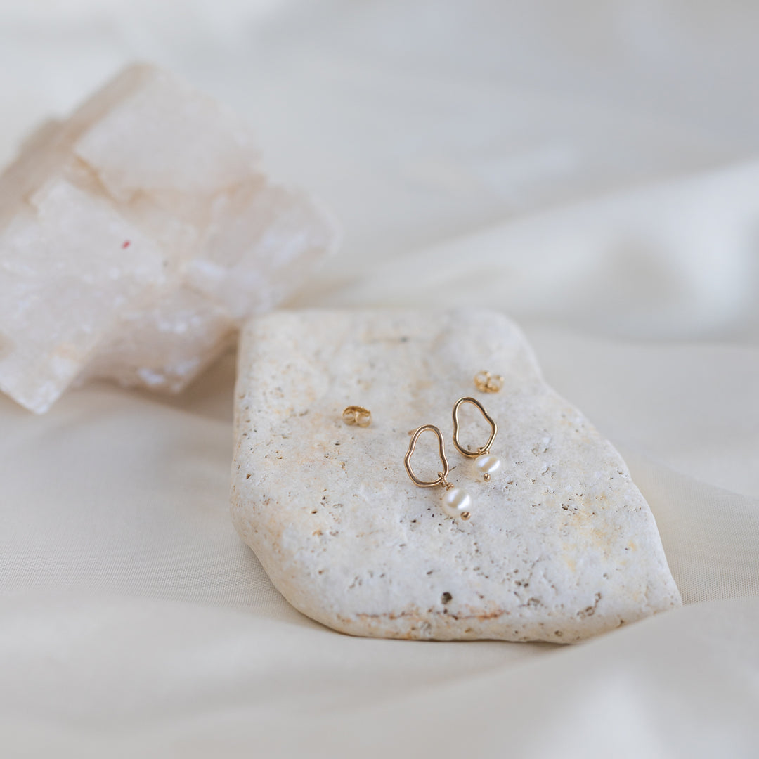 14k Vök Studs, Pearl