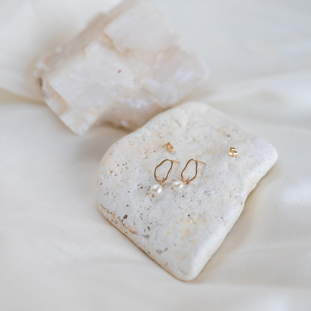 14k Vök Studs, Pearl