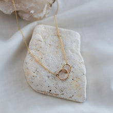 Load image into Gallery viewer, Linked Twist Necklace