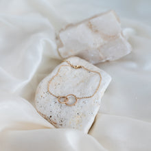 Load image into Gallery viewer, 14k Linked Twist Bracelet