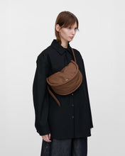 Hlaða mynd inn í gallerískoðara, Sandqvist CURVE Half Moon Bag Mini, Taupe