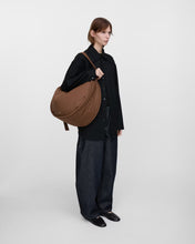 Hlaða mynd inn í gallerískoðara, Sandqvist CURVE Large Half Moon Bag, Dark Taupe