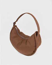 Hlaða mynd inn í gallerískoðara, Sandqvist CURVE Large Half Moon Bag, Dark Taupe