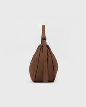 Hlaða mynd inn í gallerískoðara, Sandqvist CURVE Large Half Moon Bag, Dark Taupe