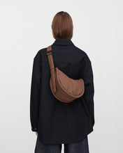Hlaða mynd inn í gallerískoðara, Sandqvist CURVE Half Moon Bag Mini, Taupe
