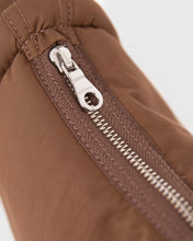 Hlaða mynd inn í gallerískoðara, Sandqvist CURVE Half Moon Bag Mini, Taupe