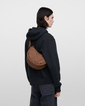 Hlaða mynd inn í gallerískoðara, Sandqvist CURVE Half Moon Bag Mini, Taupe