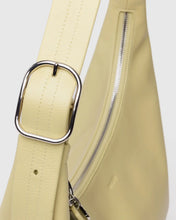 Hlaða mynd inn í gallerískoðara, BAGGU Recycled Leather Shoulder Bag, Straw