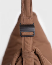 Hlaða mynd inn í gallerískoðara, Sandqvist CURVE Large Half Moon Bag, Dark Taupe