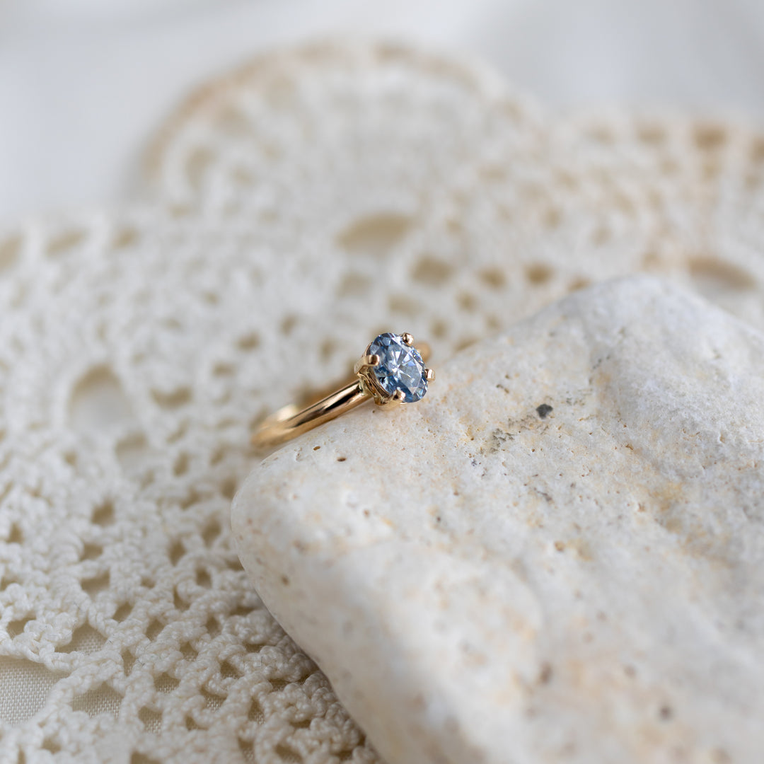 Blue Oval Moissanite hringur