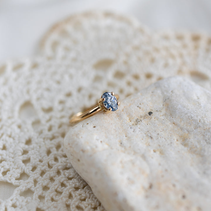 Blue Oval Moissanite hringur