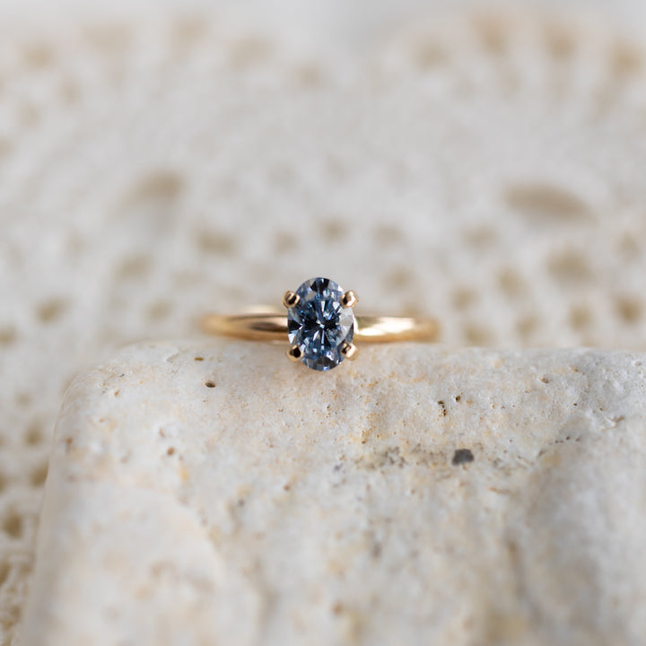 Blue Oval Moissanite hringur