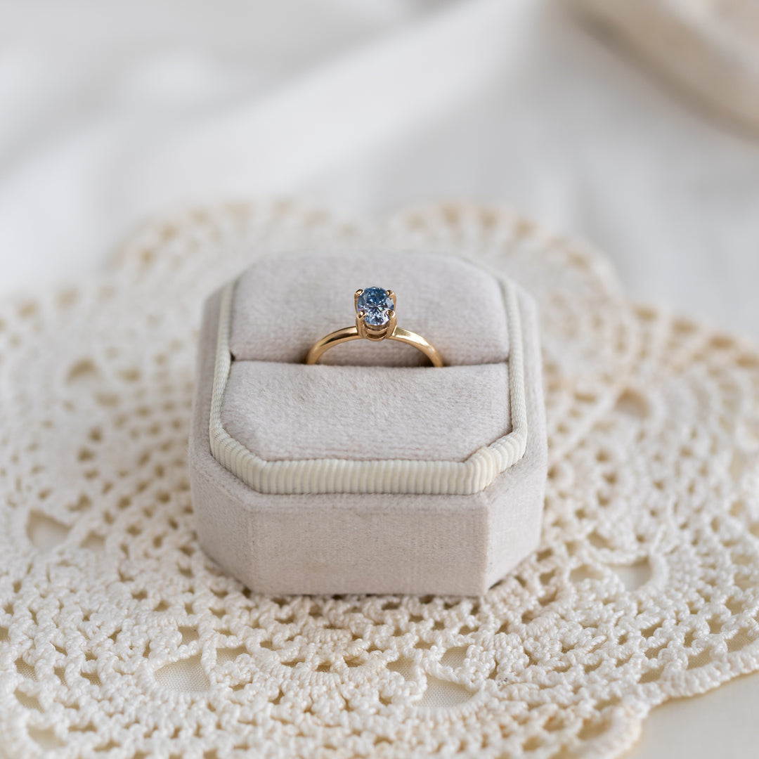 Blue Oval Moissanite hringur
