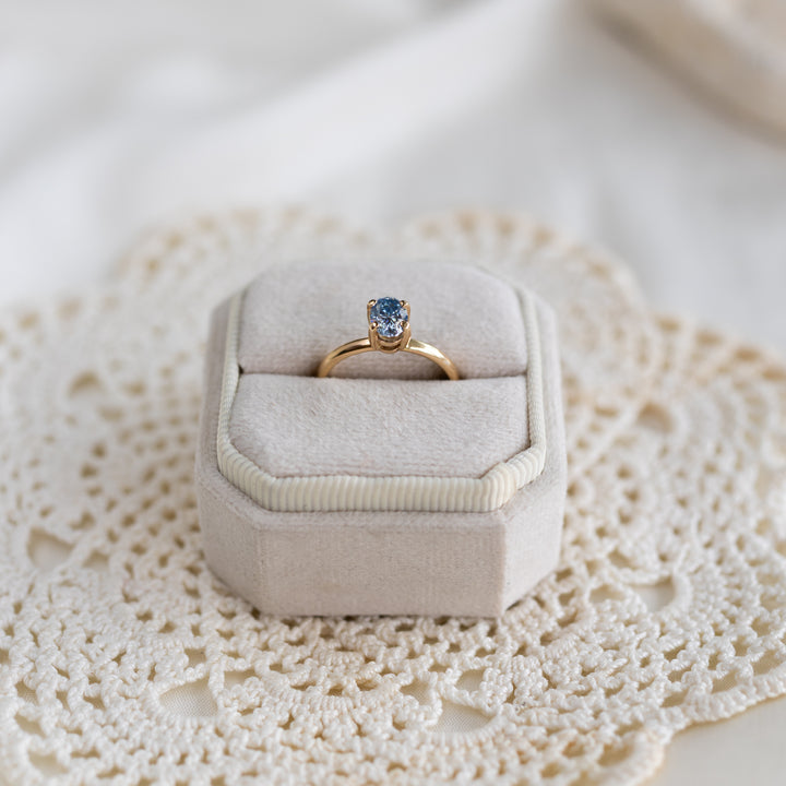 Blue Oval Moissanite hringur