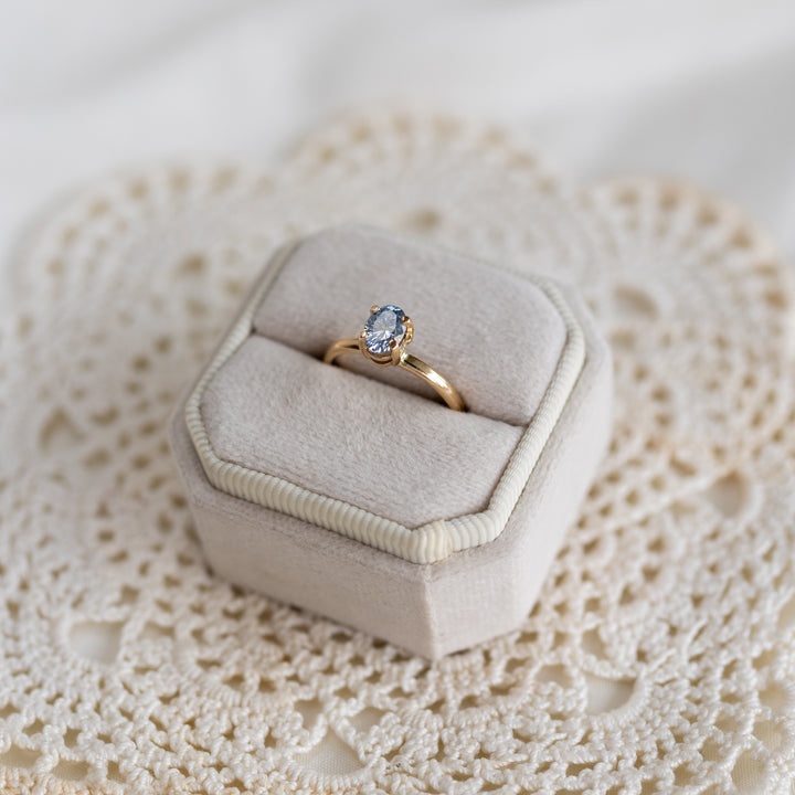 Blue Oval Moissanite hringur