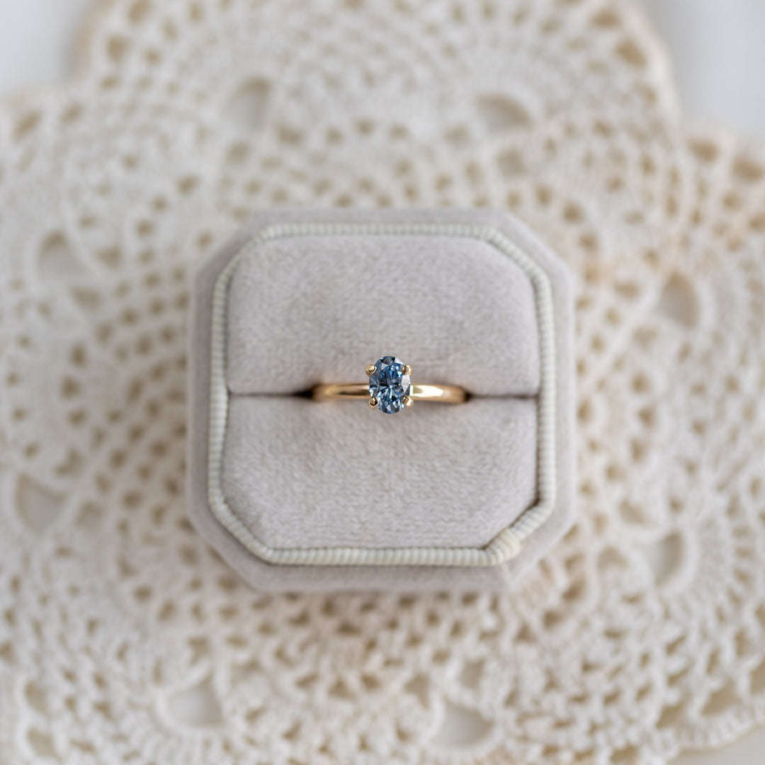 Blue Oval Moissanite hringur
