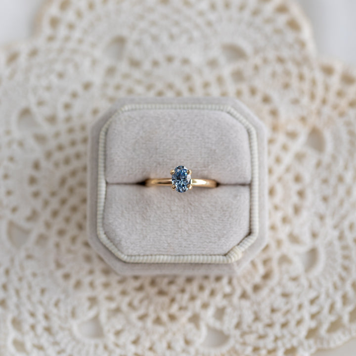 Blue Oval Moissanite hringur