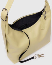 Hlaða mynd inn í gallerískoðara, BAGGU Recycled Leather Shoulder Bag, Straw