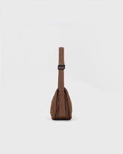 Hlaða mynd inn í gallerískoðara, Sandqvist CURVE Half Moon Bag Mini, Taupe