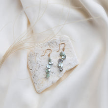 Hlaða mynd inn í gallerískoðara, Sage Pearl Earrings