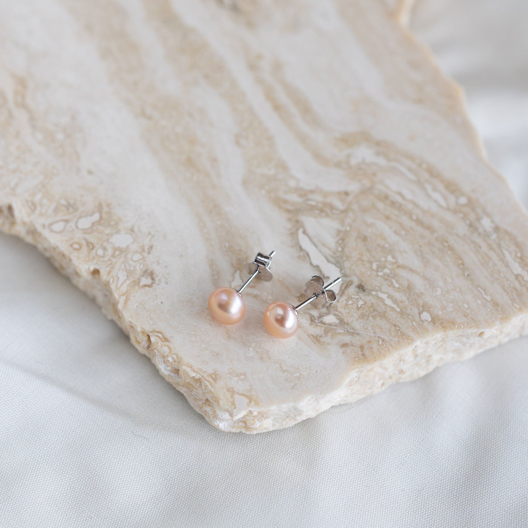 Pastel Pink Pearl Studs – mjöll