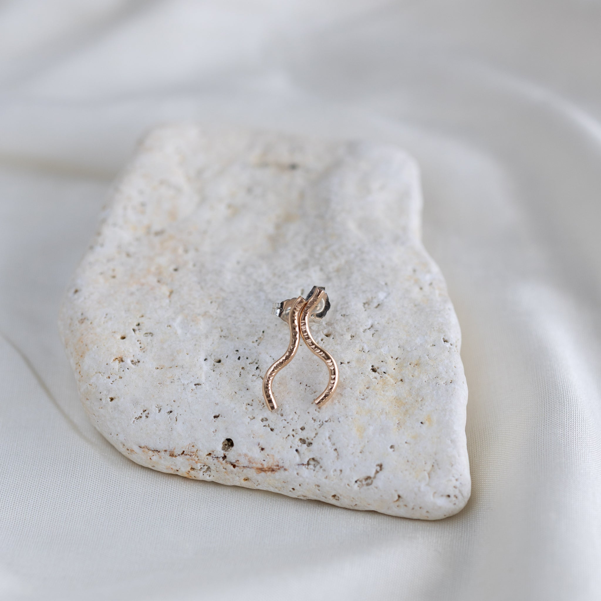 Gold Wave Studs – mjöll