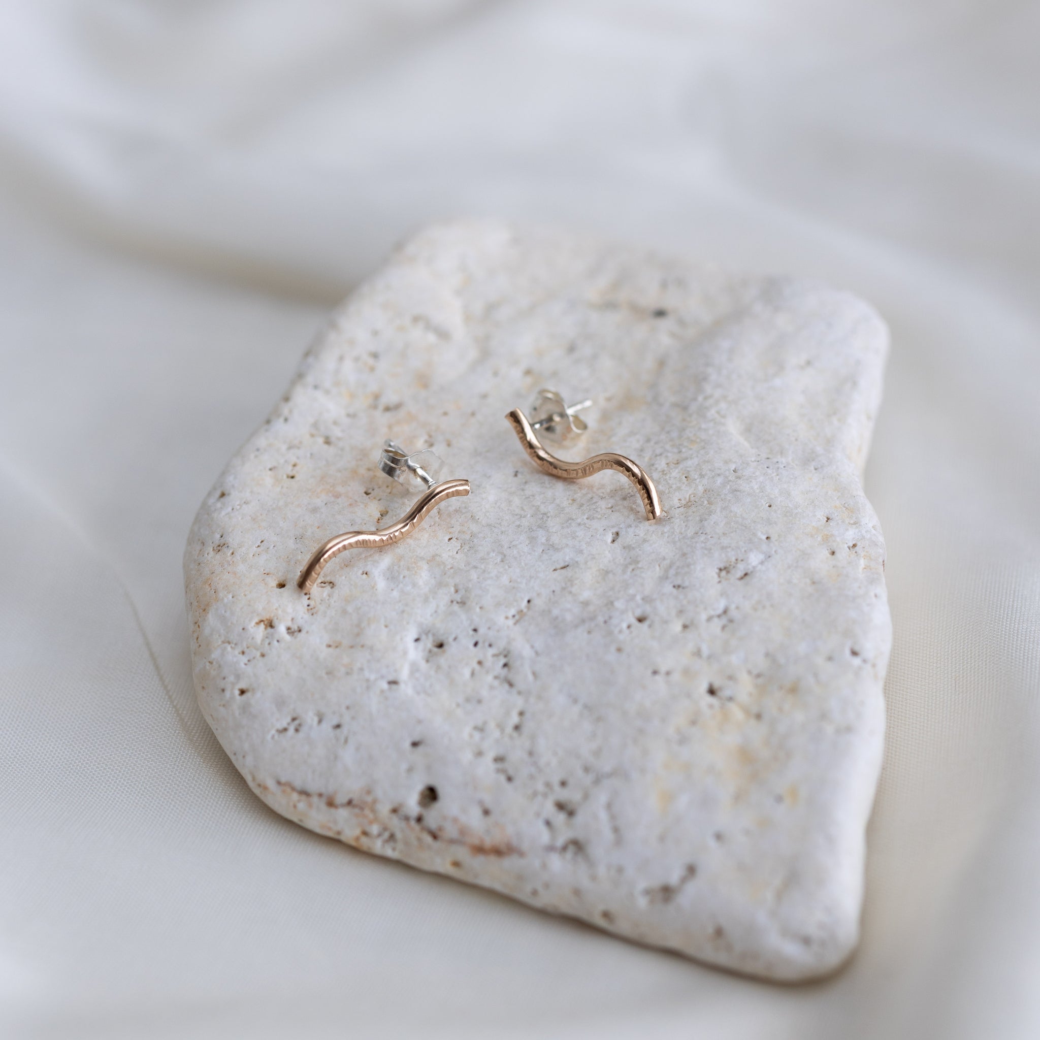 Gold Wave Studs – mjöll