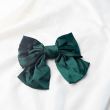 Hlaða mynd inn í gallerískoðara, Big Satin Hair Bow