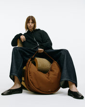 Hlaða mynd inn í gallerískoðara, Sandqvist CURVE Large Half Moon Bag, Dark Taupe