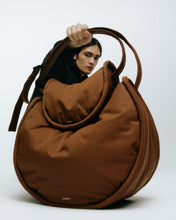 Hlaða mynd inn í gallerískoðara, Sandqvist CURVE Large Half Moon Bag, Dark Taupe