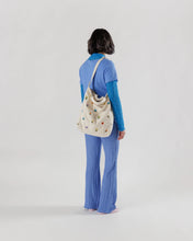 Load image into Gallery viewer, BAGGU Ivory Ditsy Floral Zip Tote