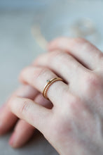 Hlaða mynd inn í gallerískoðara, Dainty Sapphire Hringur