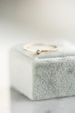 Hlaða mynd inn í gallerískoðara, Dainty Sapphire Hringur