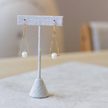 Load image into Gallery viewer, Pearl &amp; Link Earrings